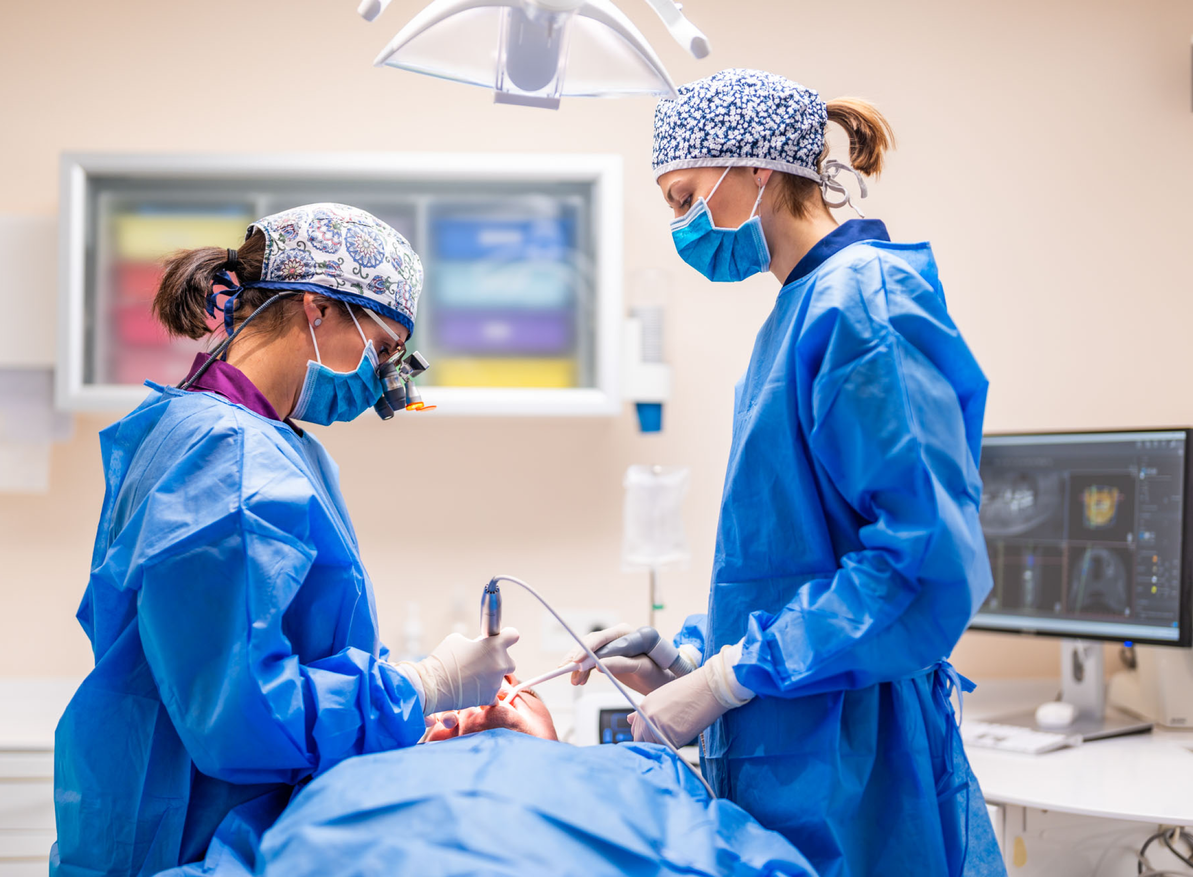 Dentiste effectuant un soin conservateur sur une dent